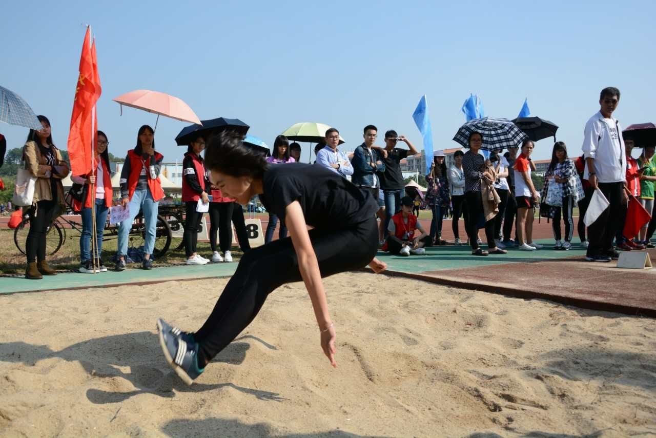 紧张有序的比赛,广东财经大学2016年田径运动会圆满完成了各项赛事