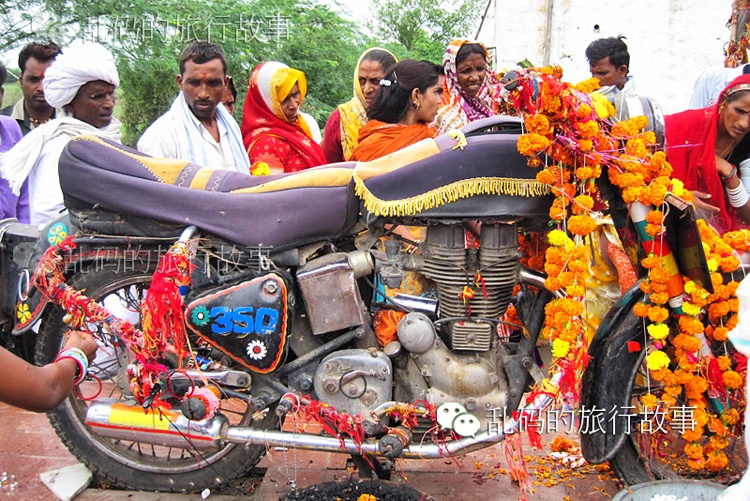 印度奇葩寺庙竟供奉摩托车神 吸引大批飞车党