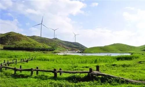 仰天湖风景旅游区位于南岭北麓骑田岭山系之巅中枢地段,总面积40平方