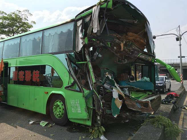 台湾高速公路发生9车连环撞重大车祸 十多人送医