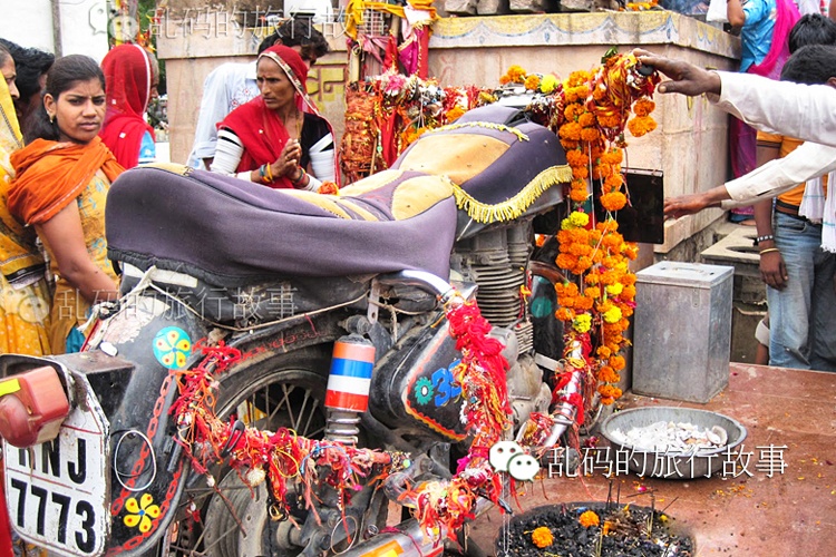 印度奇葩寺庙竟供奉摩托车神 吸引大批飞车党