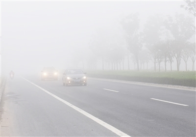 图为昨日早晨,遭遇大雾后的城市道路.记者戴跃华摄