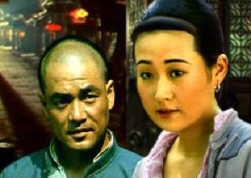 和现任老婆 尤勇曾有过一段失败的婚姻,前妻是刘小春,和他是同班同学