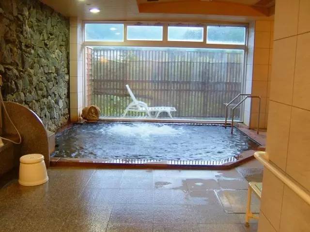 还有私家汤苑,中式日式汤苑独立成间,每间汤苑都有室内外温泉泡池和