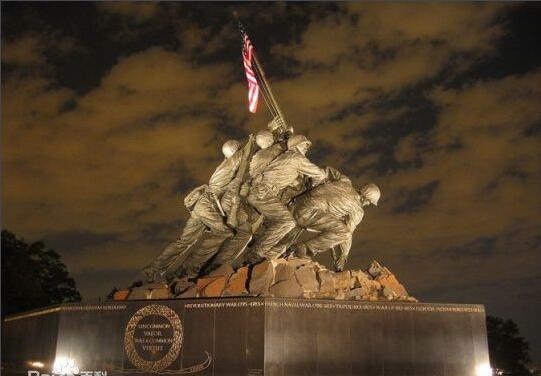 硫磺岛战役,美军士兵在折钵山竖起国旗背后的故事
