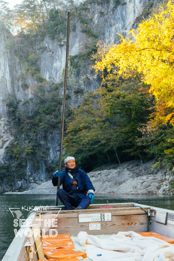 需要游客下船徒步,后半段溪谷美景需要游客步行游览,船夫和小船在岸边