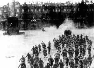 1917年十月革命中,工人赤卫队和革命军队攻打冬宫的情景.