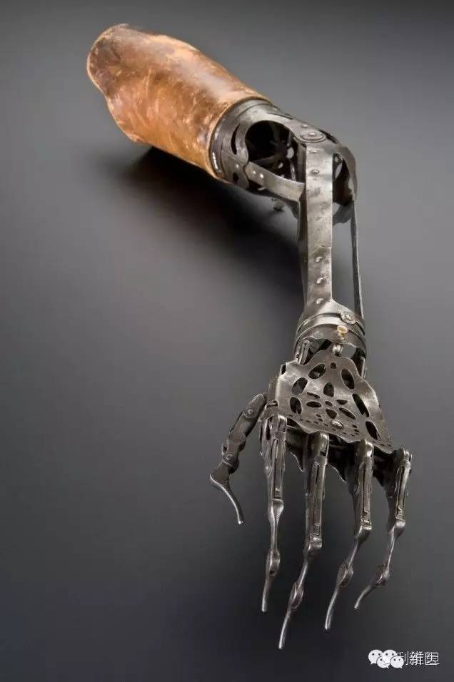 历史上下肢的假肢,通常由木质或金属