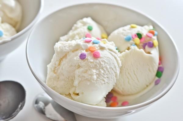接下来向大家分享个超简单自制牛奶冰淇淋的方法教程. 1.