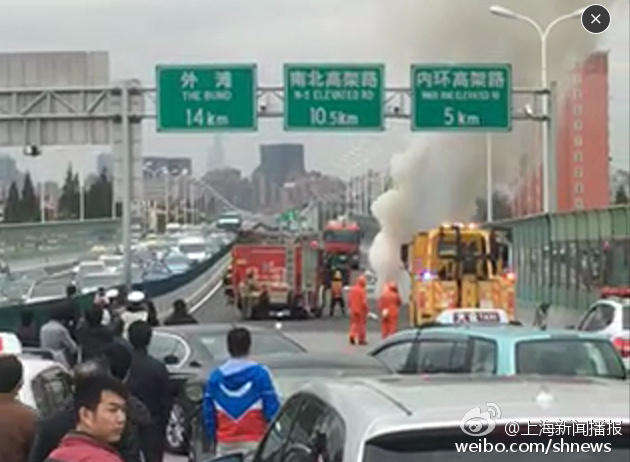 【突发】延安路高架上一辆汽车自燃 道路一度严重拥堵