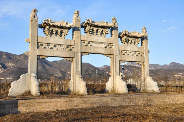 牌坊近距离照.恭亲王墓牌坊远景.