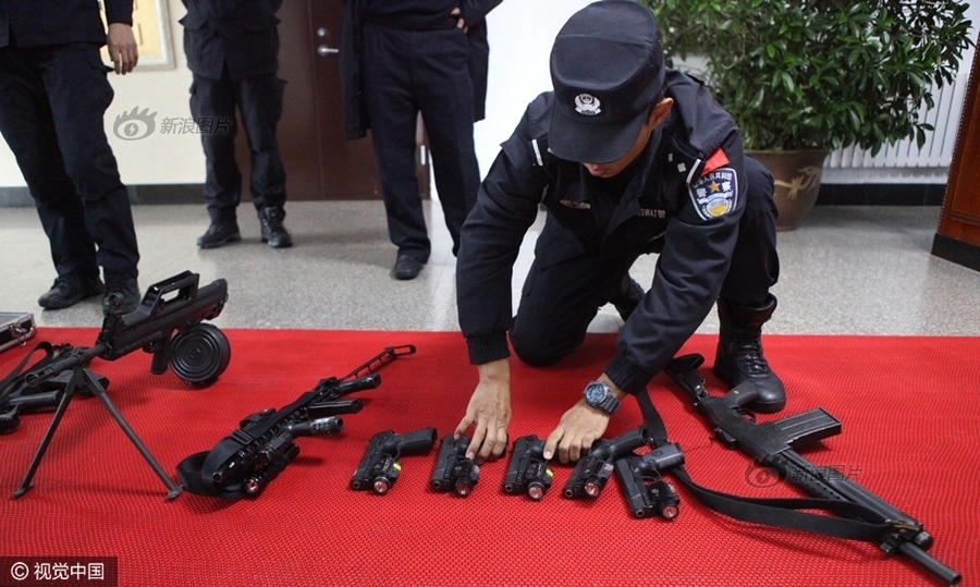 揭秘特警反恐武器拐弯枪亮瞎眼