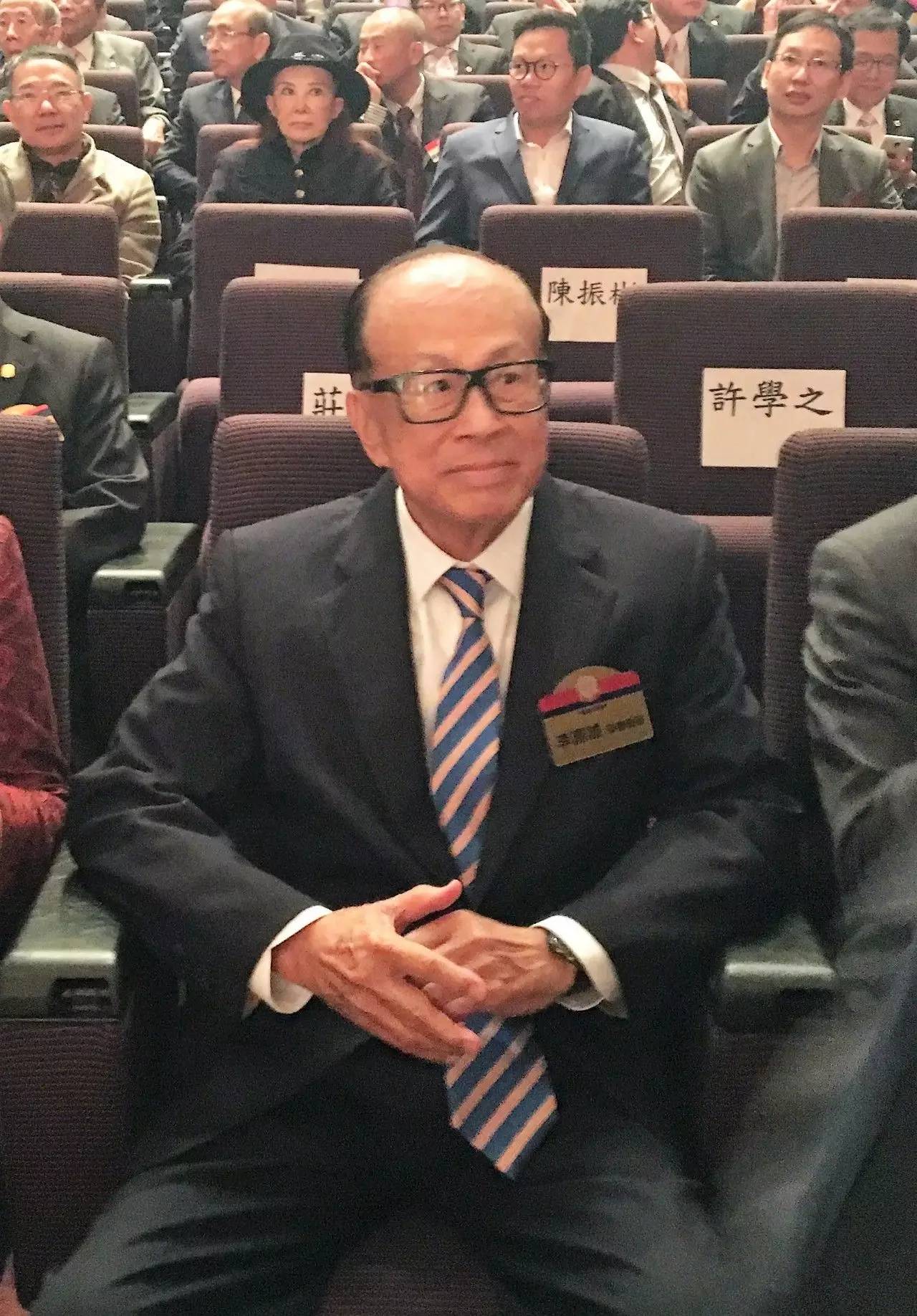 李嘉诚先生为香港潮州商会第50届会长,副会长颁发证书香港特别行政区