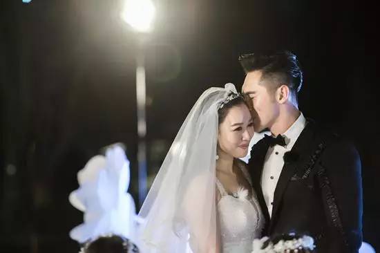 钟丽缇婚纱照_钟丽缇张伦硕婚纱照(2)