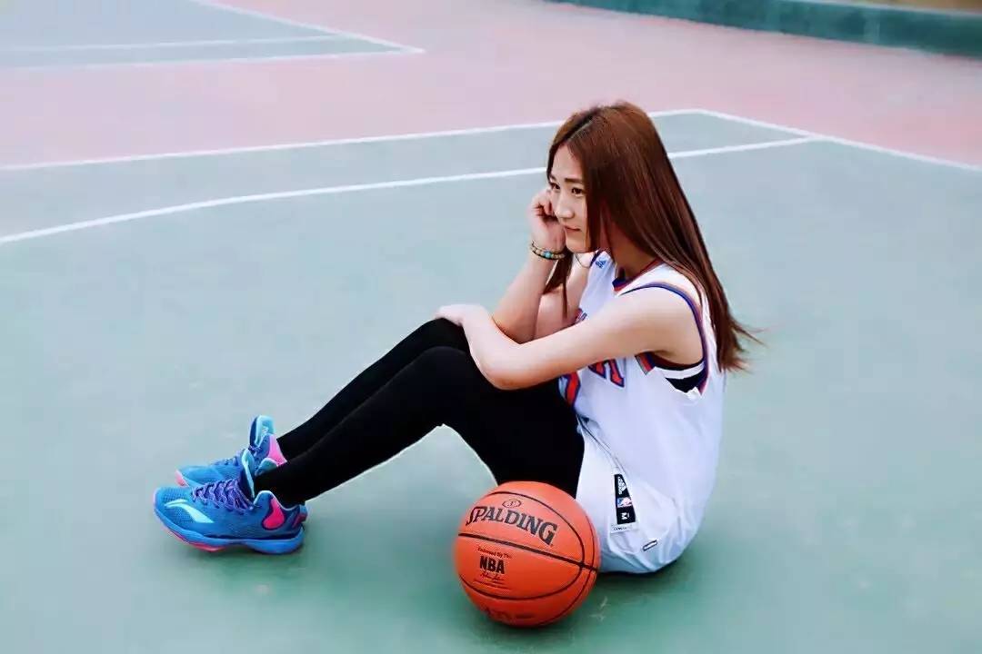 请珍惜身边会打篮球的女生。