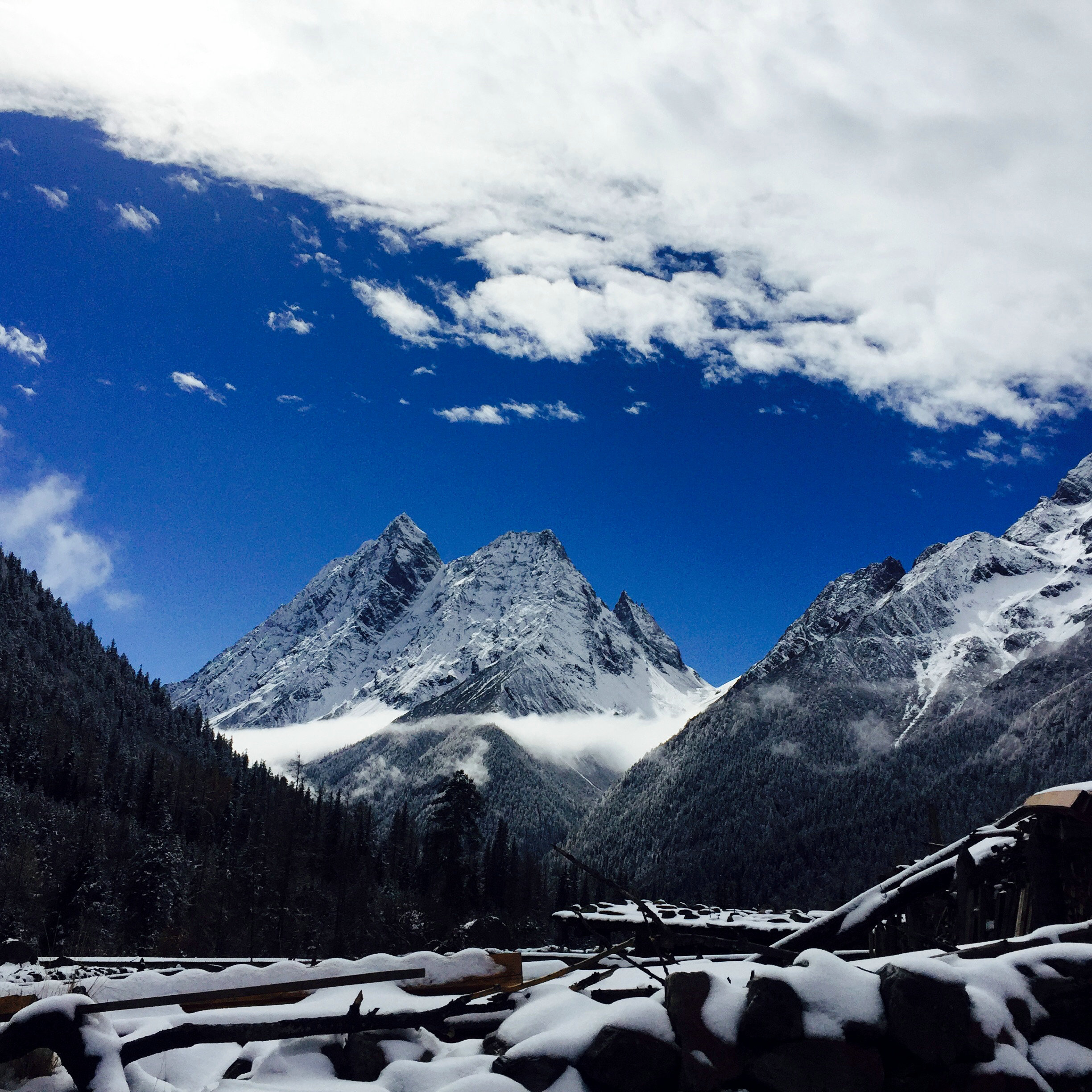 四姑娘山迎来2016第一场雪 景区即将执行淡季价