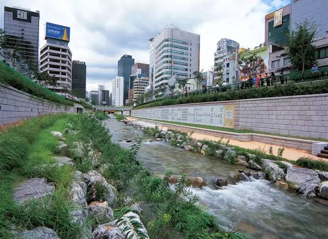 清溪川是一条自西向东穿越首尔的古老河道,是韩国首尔城市形态的