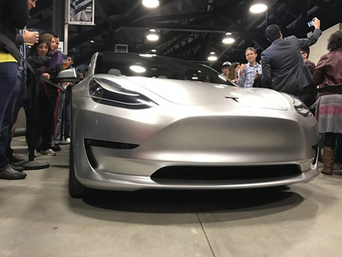 特斯拉model 3实车亮相 外观酷炫科技感爆表_搜狐汽车_搜狐网