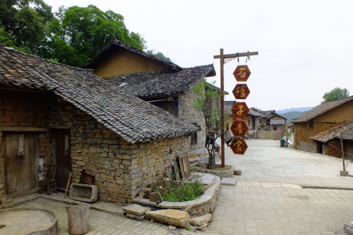 现在翟家岭很快被开发成旅游景区,山下的停车场也初具规模,高速公路