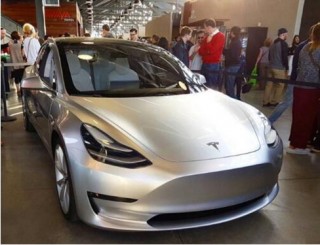 特斯拉model 3亮相了 外观酷炫内饰却是异常简单