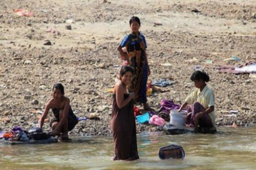 缅甸女人白天在江边洗澡 偷窥洗澡不算犯法
