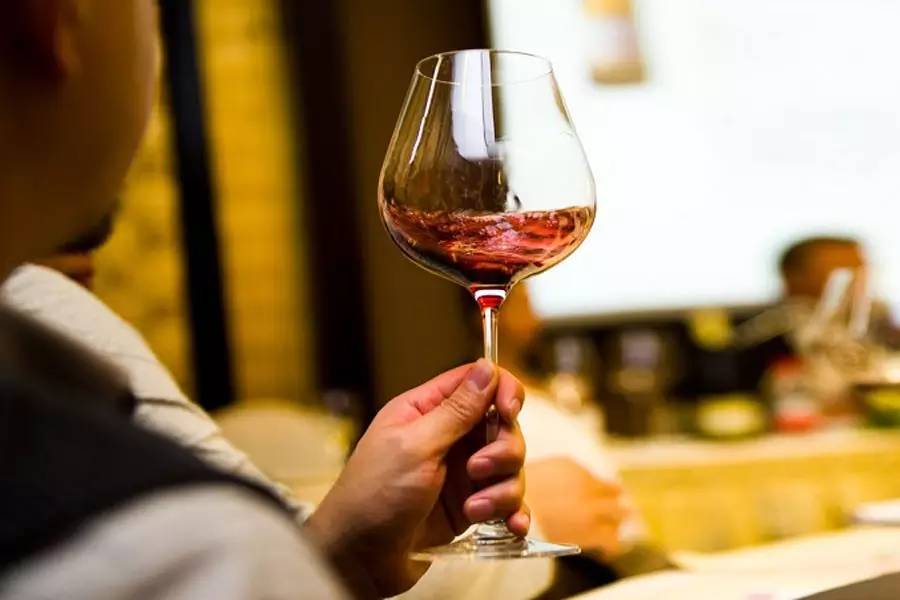 实用指南:喝葡萄酒时如何优雅地摇杯?