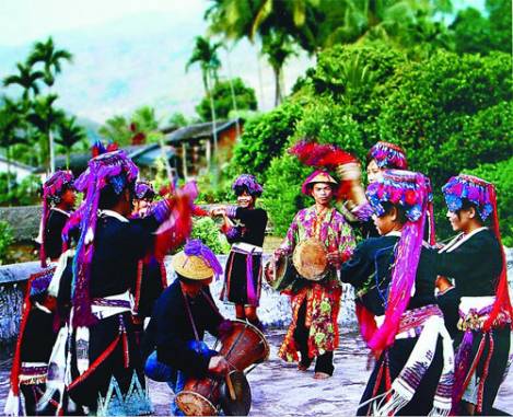 苗族盘皇舞 苗族盘皇舞是海南苗族世代留传的一种最古老的舞蹈,海南