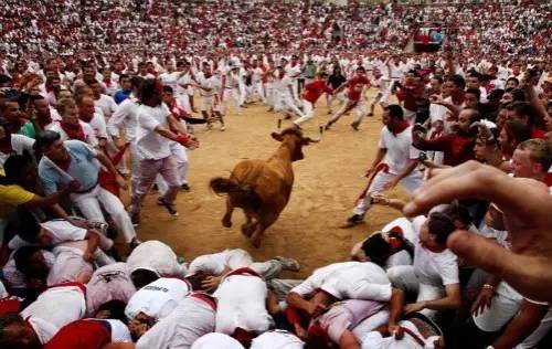 地点:西班牙潘普洛纳的(pamplona)斗牛场