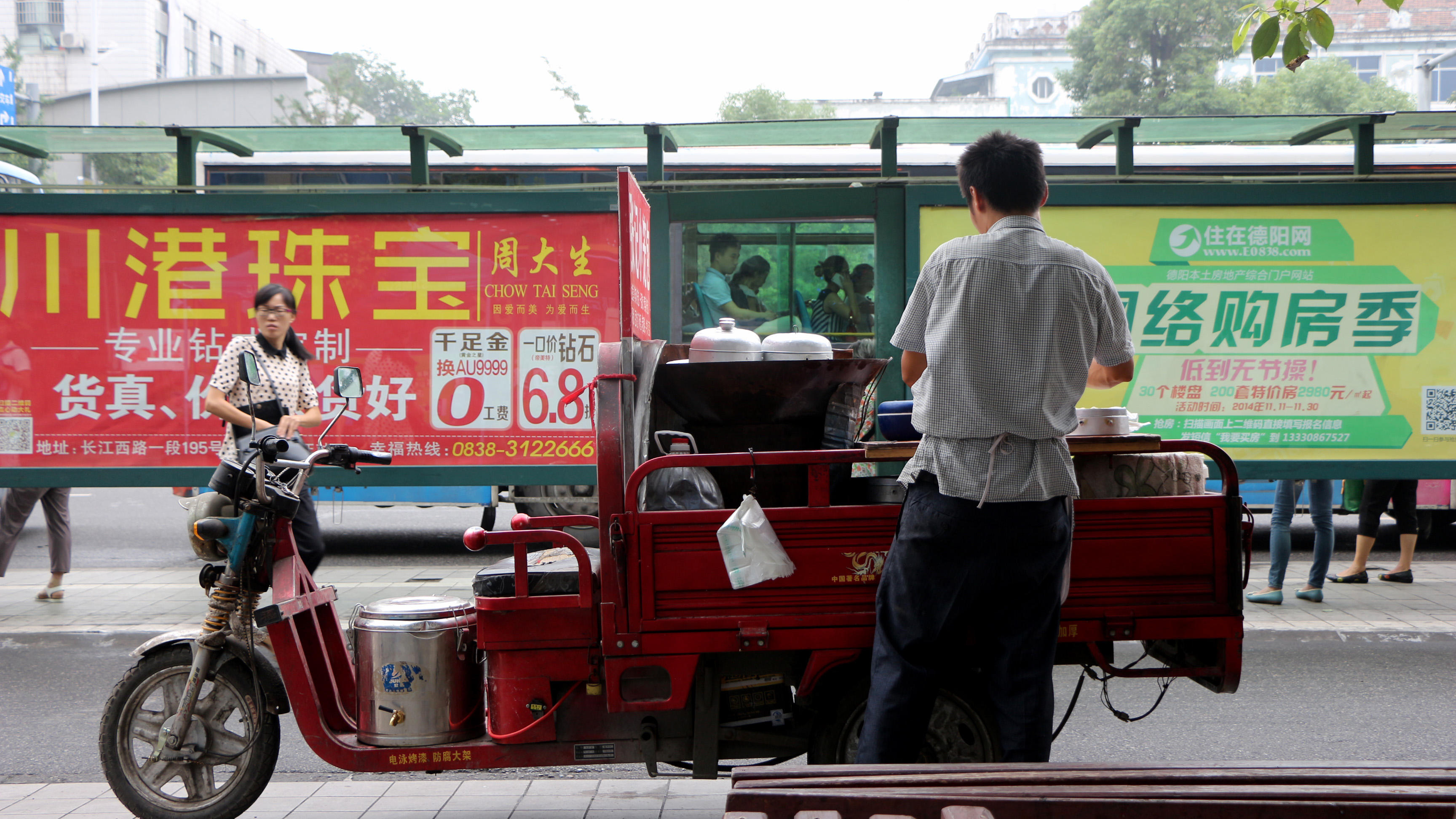 "路边的摊贩,公交站旁边,为赶时间的上班族提供最快的营养餐.