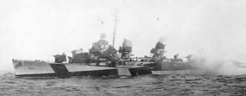 莱特湾海战中正施放烟雾的"希尔曼"号