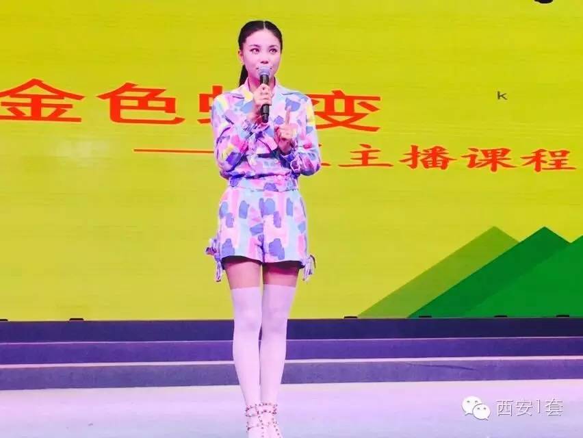 西安广播电视台美女主播徐卉亮相石榴花剧场