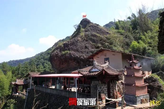 观音岩寺大殿正门上方悬挂着书有"观音岩寺"四个行书大字的鎏金牌匾