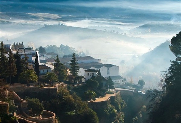 绝壁上的“天空之城”——西班牙隆达