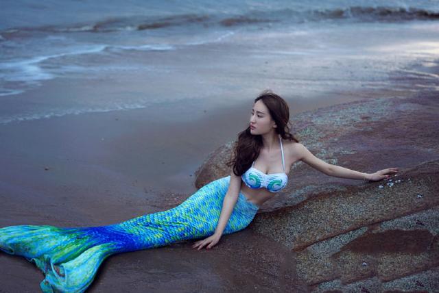 美女模特比基尼变身沙滩上的美人鱼