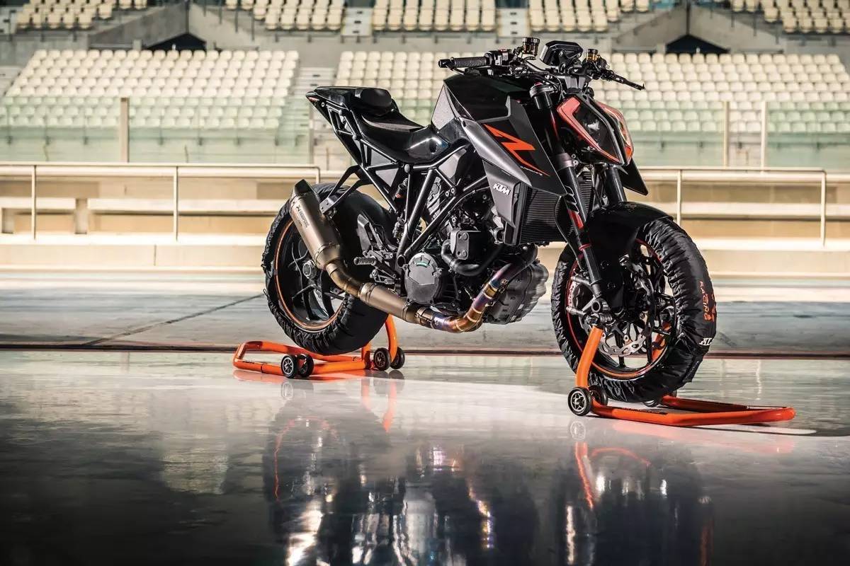 2017 ktm 1290 super duke r 规格表   引擎型式:四冲程,水冷