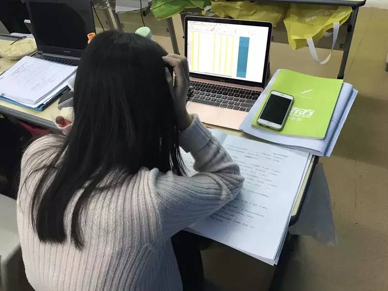 试卷批改完成后,老师们坐在电脑前认真检查每位学生的试卷.