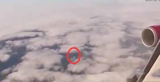 乘客在飞机上近距离发现ufo并拍到清晰照片