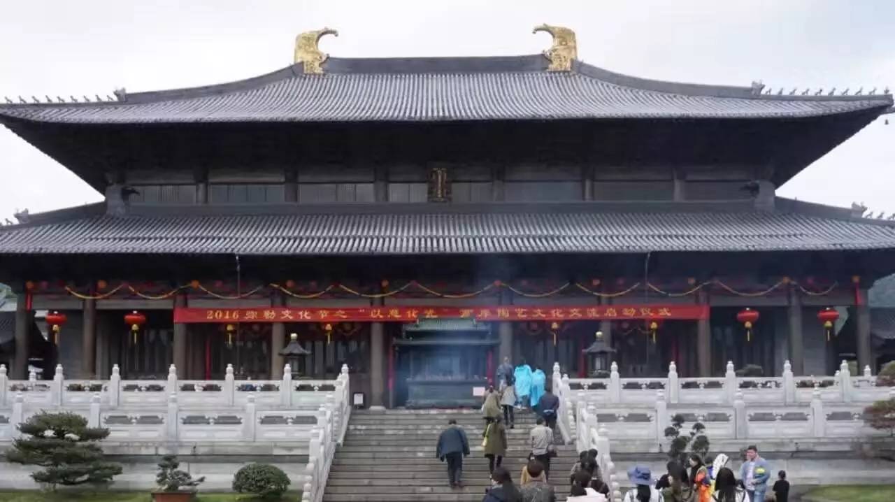 雪窦寺,全称雪窦资圣禅寺,坐落于"秀甲四明"的雪窦山山心(位于浙江省