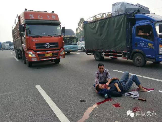 其它 正文  而在大货车50米处,另一辆事故面包车已严重变形,副驾驶上