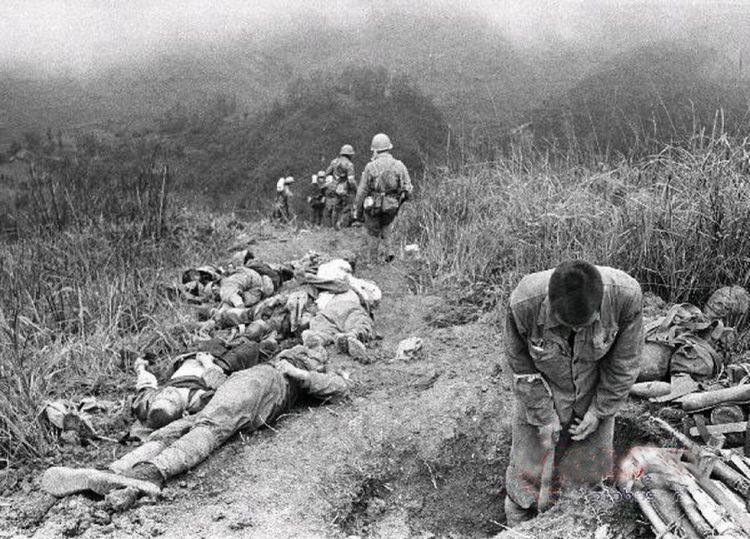 对越自卫反击战珍贵照片，最后一张场面让人心痛!