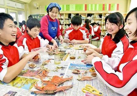 日本初中生上课竟然在吃螃蟹?