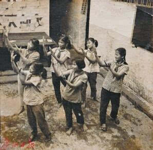 图为1966年,女同学们赤脚上阵,在学校泥地操场上为了"五四"文艺表演而