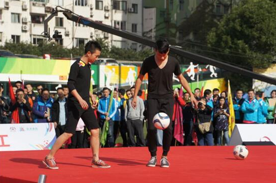 上海职工足球超级联赛鸣哨 64队超千人参赛