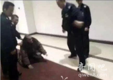 男子多次偷窥儿子女友洗澡，被警方依法行拘