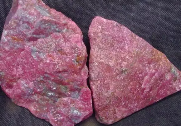 蔷薇辉石的原石,可别错当红宝石的矿石 翡翠的冒牌货 翡翠深受国人的