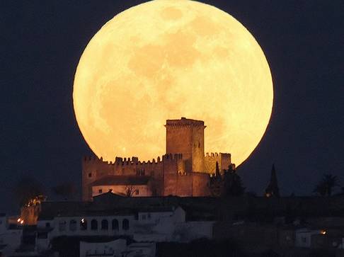 今晚的月亮看起来,专家表示,听起来好厉害的样子!