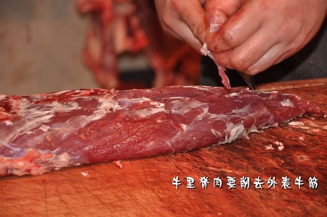 我用牛腱部位的肉卤制,牛里脊肉爆炒,牛腿肉包饺子,牛排烤制,牛骨炖汤