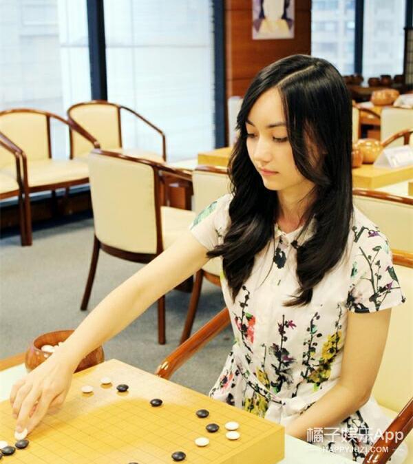 她是棋坛第一美女世界围棋形象大使不过看完姐姐的脸