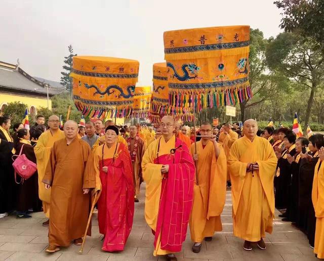 普俊法师荣膺无锡祥符禅寺方丈学诚法师送座