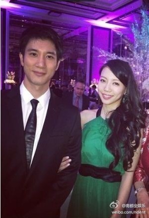 王力宏老婆和成龙合影但她这衣服尺度大得不能看啊